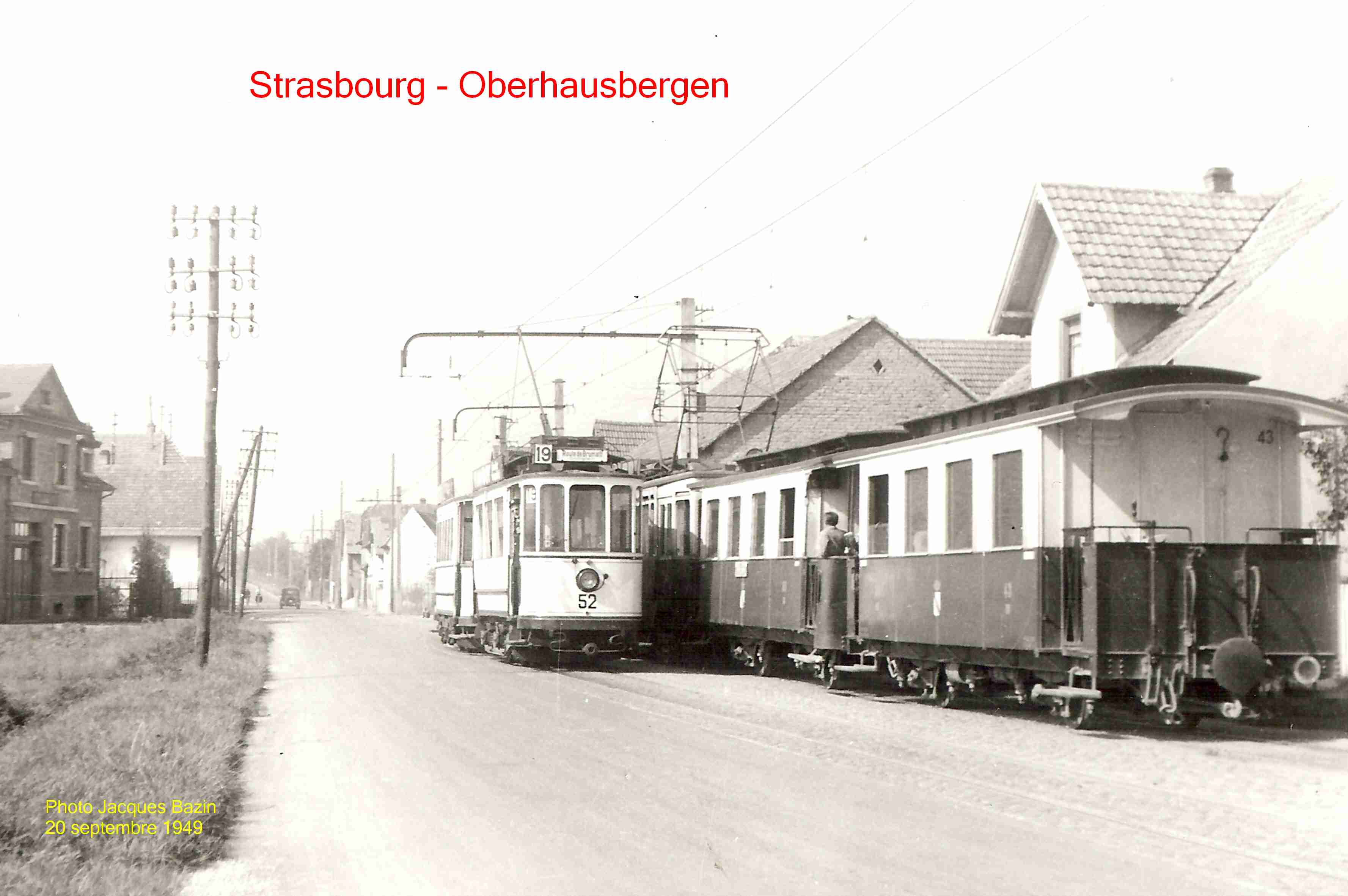 La motrice n� 52 et une remorque croisent un tramway suburbain.